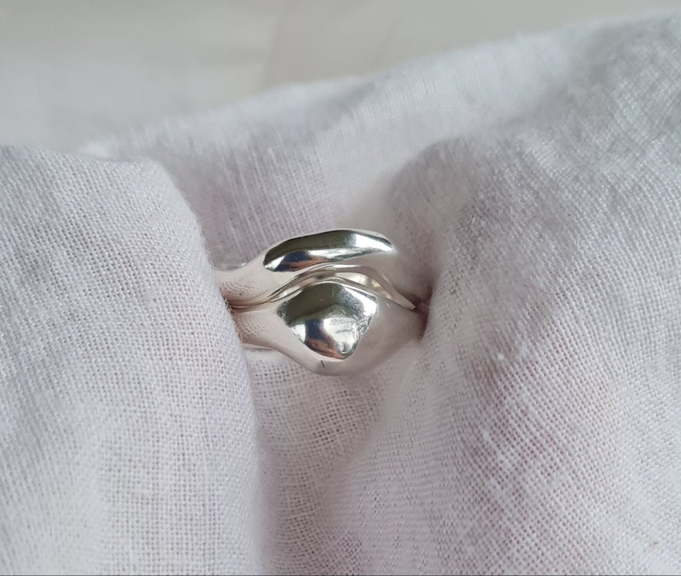 Fluid Arc Ring