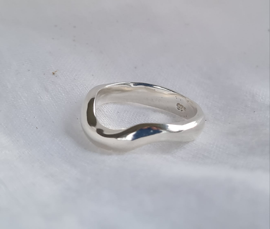 Fluid Arc Ring